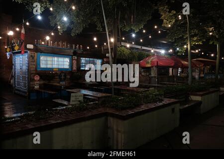 Dies ist ein Foto des Wurst Beer Garden in der Innenstadt von Lafayette Louisiana in der Jefferson Street bei Nacht. Stockfoto