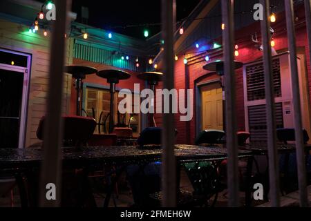 Dies ist ein Foto vom Patio im mexikanischen Agave-Restaurant in der Innenstadt von Lafayette Louisiana. Sieht nachts cool aus mit bunten Lichtern und Pflanzen Ref Stockfoto