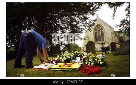 Das Begräbnis für Capt. David Jones fand in der All Saints Church in South Elkington, Lincolnshire statt. Kränze werden nach der Zeremonie im Kirchengelände gelegt.Bild David Sandison 28/8/2003 Stockfoto