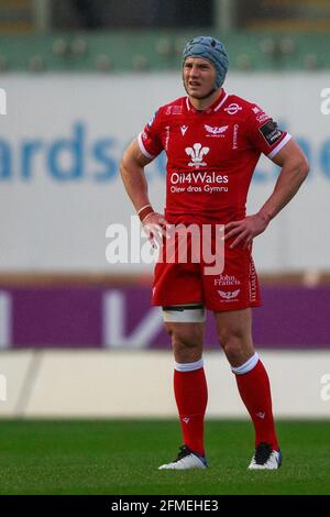 Llanelli, Großbritannien. 8. Mai 2021. Scarlets stehen während des Rugby-Spiels Scarlets gegen Ospreys PRO14 Rainbow Cup im Mittelpunkt von Jonathan Davies. Kredit: Gruffydd Thomas/Alamy Live Nachrichten Stockfoto