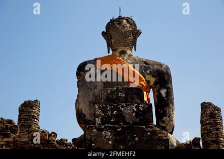 Riesige Steinstatut des buddha, eingewickelt in orangener Uhrenmonasterie Phonsavan, Laos. Stockfoto