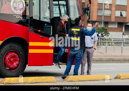 Verkehr von Radfahrern betroffen Protest in den Straßen von Bogotá gegen die Regierung von Ivan Duque, Bogotá Kolumbien 8. Mai 2021 Stockfoto