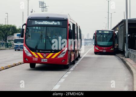 Verkehr von Radfahrern betroffen Protest in den Straßen von Bogotá gegen die Regierung von Ivan Duque, Bogotá Kolumbien 8. Mai 2021 Stockfoto