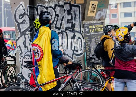 Radfahrer protestieren in den Straßen von Bogotá gegen die Regierung von Ivan Duque, Bogotá Kolumbien 8. Mai 2021 Stockfoto