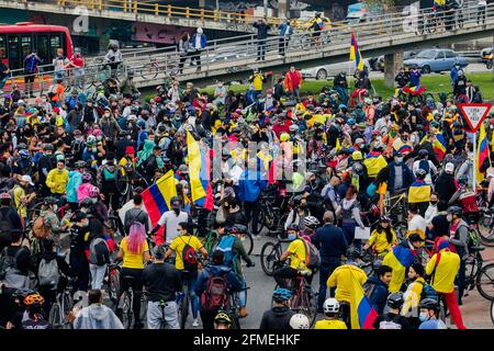 Radfahrer protestieren in den Straßen von Bogotá gegen die Regierung von Ivan Duque, Bogotá Kolumbien 8. Mai 2021 Stockfoto