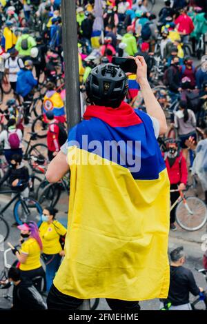 Radfahrer protestieren in den Straßen von Bogotá gegen die Regierung von Ivan Duque, Bogotá Kolumbien 8. Mai 2021 Stockfoto