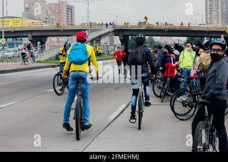 Radfahrer protestieren in den Straßen von Bogotá gegen die Regierung von Ivan Duque, Bogotá Kolumbien 8. Mai 2021 Stockfoto