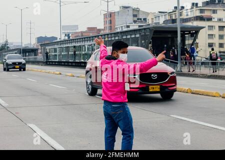 Verkehr von Radfahrern betroffen Protest in den Straßen von Bogotá gegen die Regierung von Ivan Duque, Bogotá Kolumbien 8. Mai 2021 Stockfoto