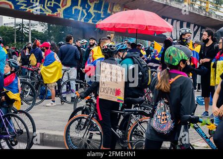 Radfahrer protestieren in den Straßen von Bogotá gegen die Regierung von Ivan Duque, Bogotá Kolumbien 8. Mai 2021 Stockfoto