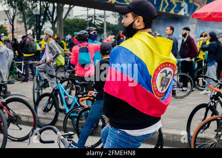 Radfahrer protestieren in den Straßen von Bogotá gegen die Regierung von Ivan Duque, Bogotá Kolumbien 8. Mai 2021 Stockfoto