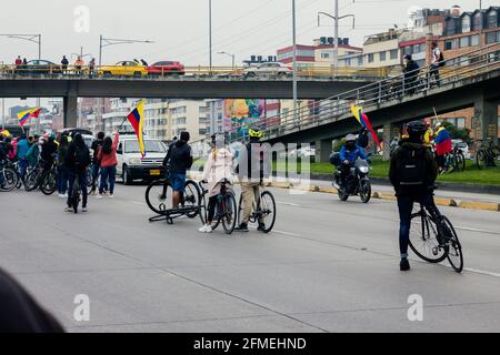 Radfahrer protestieren in den Straßen von Bogotá gegen die Regierung von Ivan Duque, Bogotá Kolumbien 8. Mai 2021 Stockfoto