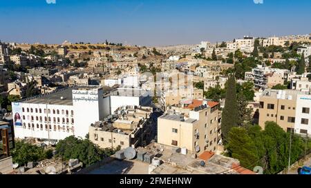 Der Überblick über Wohngebiete und Wahrzeichen von Amman, Jordanien, östlich vom Zentrum an einem klaren Sommertag Stockfoto