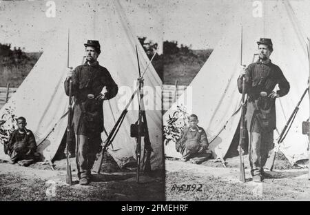 Infanteristen des amerikanischen Bürgerkriegs, Privat, 2. R.I mit schwarzem Mann an einem Zelt Matthew Brady Foto um 1860 - 1865 Stockfoto