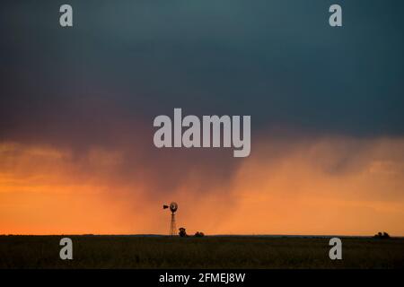 Stürmischer Himmel in der Landschaft von Pampas, Provinz La Pampa, Patagonien, Argentinien. Stockfoto