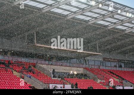 Llanelli, Wales. 8. Mai 2021. Vor dem Guinness PRO14 Rainbow Cup-Spiel zwischen Scarlets und Ospreys am 8. Mai 2021 im Parc y Scarlets in Llanelli, Wales, Großbritannien, fällt der Regen stark. Sportstadien in ganz Großbritannien unterliegen aufgrund der Coronavirus-Pandemie weiterhin strengen Beschränkungen, da staatliche Gesetze zur sozialen Distanzierung Fans innerhalb von Veranstaltungsorten verbieten, was dazu führt, dass Spiele hinter verschlossenen Türen gespielt werden. Quelle: Duncan Thomas/Majestic Media/Alamy Live News. Stockfoto