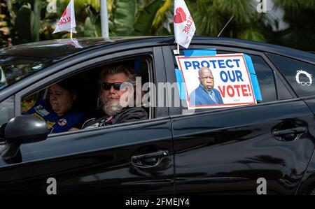 Autos stehen für den John Lewis Voter Advancement Day Votercade an. Mai 2021. Amerikas farbige Wähler werden auf nationaler Ebene von republikanischen Gesetzgebern angegriffen, die Gesetze zur Unterdrückung von Wählern einführen und verabschieden wollen, die die Wahlbeteiligung der demokratischen Wähler unterdrücken sollen. In rund 100 Veranstaltungen im ganzen Land versammelten sich heute Menschen virtuell und persönlich, um die Verabschiedung von HR 1, dem for the People Act und HR 4, dem John Lewis Voting Rights Act, zu fordern. Kredit: Brian Cahn/ZUMA Wire/Alamy Live Nachrichten Stockfoto