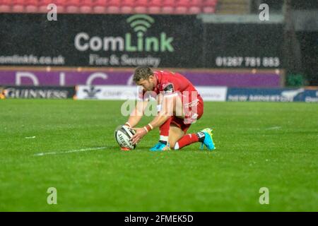 Llanelli, Wales. 8. Mai 2021. Leigh Halfpenny of Scarlets setzt den Ball für eine Konvertierung während des Guinness PRO14 Rainbow Cup-Spiels zwischen Scarlets und Ospreys am 8. Mai 2021 im Parc y Scarlets in Llanelli, Wales, Großbritannien. Sportstadien in ganz Großbritannien unterliegen aufgrund der Coronavirus-Pandemie weiterhin strengen Beschränkungen, da staatliche Gesetze zur sozialen Distanzierung Fans innerhalb von Veranstaltungsorten verbieten, was dazu führt, dass Spiele hinter verschlossenen Türen gespielt werden. Quelle: Duncan Thomas/Majestic Media/Alamy Live News. Stockfoto