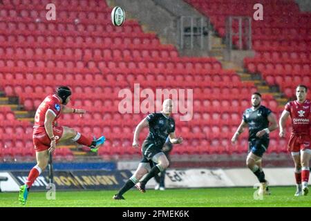 Llanelli, Wales. 8. Mai 2021. Leigh Halfpenny of Scarlets legt den Ball beim Guinness PRO14 Rainbow Cup-Spiel zwischen Scarlets und Ospreys am 8. Mai 2021 im Parc y Scarlets in Llanelli, Wales, Großbritannien, klar. Sportstadien in ganz Großbritannien unterliegen aufgrund der Coronavirus-Pandemie weiterhin strengen Beschränkungen, da staatliche Gesetze zur sozialen Distanzierung Fans innerhalb von Veranstaltungsorten verbieten, was dazu führt, dass Spiele hinter verschlossenen Türen gespielt werden. Quelle: Duncan Thomas/Majestic Media/Alamy Live News. Stockfoto