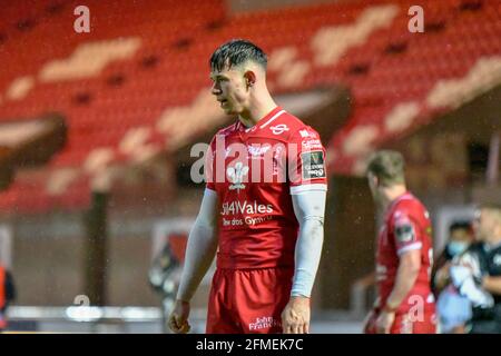 Llanelli, Wales. 8. Mai 2021. Tom Rogers of Scarlets beim Guinness PRO14 Rainbow Cup-Spiel zwischen Scarlets und Ospreys am 8. Mai 2021 im Parc y Scarlets in Llanelli, Wales, Großbritannien. Sportstadien in ganz Großbritannien unterliegen aufgrund der Coronavirus-Pandemie weiterhin strengen Beschränkungen, da staatliche Gesetze zur sozialen Distanzierung Fans innerhalb von Veranstaltungsorten verbieten, was dazu führt, dass Spiele hinter verschlossenen Türen gespielt werden. Quelle: Duncan Thomas/Majestic Media/Alamy Live News. Stockfoto