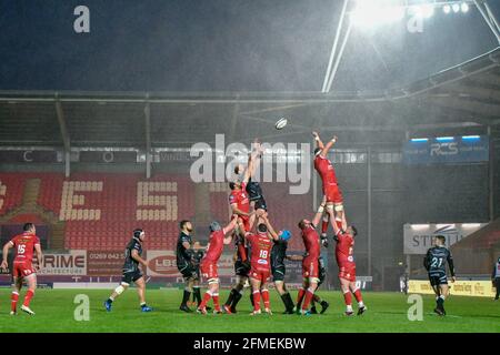 Llanelli, Wales. 8. Mai 2021. Ein Line-out während des Guinness PRO14 Rainbow Cup-Spiels zwischen Scarlets und Ospreys im Parc y Scarlets in Llanelli, Wales, Großbritannien am 8. Mai 2021. Sportstadien in ganz Großbritannien unterliegen aufgrund der Coronavirus-Pandemie weiterhin strengen Beschränkungen, da staatliche Gesetze zur sozialen Distanzierung Fans innerhalb von Veranstaltungsorten verbieten, was dazu führt, dass Spiele hinter verschlossenen Türen gespielt werden. Quelle: Duncan Thomas/Majestic Media/Alamy Live News. Stockfoto