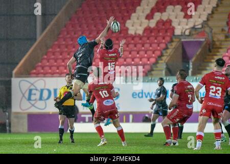 Llanelli, Wales. 8. Mai 2021. Justin Tipuric von Ospreys konkurriert mit Leigh Halfpenny von Scarlets um den High Ball während des Guinness PRO14 Rainbow Cup-Spiels zwischen Scarlets und Ospreys am 8. Mai 2021 in Parc y Scarlets in Llanelli, Wales, Großbritannien. Sportstadien in ganz Großbritannien unterliegen aufgrund der Coronavirus-Pandemie weiterhin strengen Beschränkungen, da staatliche Gesetze zur sozialen Distanzierung Fans innerhalb von Veranstaltungsorten verbieten, was dazu führt, dass Spiele hinter verschlossenen Türen gespielt werden. Quelle: Duncan Thomas/Majestic Media/Alamy Live News. Stockfoto