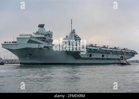 HMS Queen Elizabeth (R08) verließ Portsmouth, Großbritannien, am 5/2021, um an der Übung Strike Warrior teilzunehmen, bevor sie in die Indo-Pazifik-Region aufbrach. Stockfoto