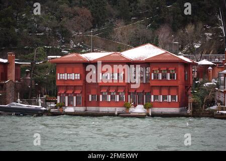 Herrliche historische Villen (yali) am Bosporus Waterfront auf einem Schneebedeckter Tag Stockfoto