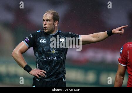 Llanelli, Großbritannien. Mai 2021. Alun Wyn Jones von den Ospreys schaut zu. Guinness Pro14 Rainbow Cup Spiel, Scarlets gegen Ospreys im Parc y Scarlets Stadium in Llanelli, South Wales am Samstag, den 8. Mai 2021. Bild von Andrew Orchard/Andrew Orchard Sports Photography/Alamy Live News Kredit: Andrew Orchard Sports Photography/Alamy Live News Stockfoto