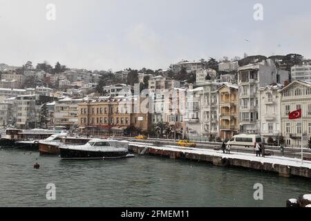 Herrliche historische Herrenhäuser (yali) am Bosporus Waterfront Stockfoto