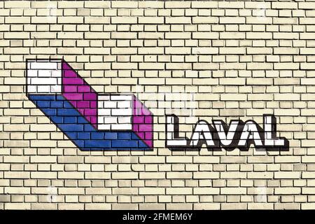 Flagge von Laval, Quebec auf Ziegelmauer gemalt Stockfoto