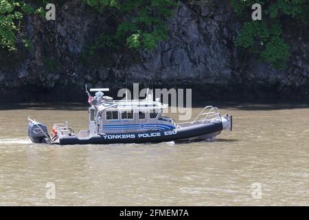 Eine Stadt von Yonkers Marine Unit Polizeiboot patrouilliert die Wasser in Spuyten Duyvil Creek zwischen Manhattan und der Bronx An einem Frühlingstag Stockfoto