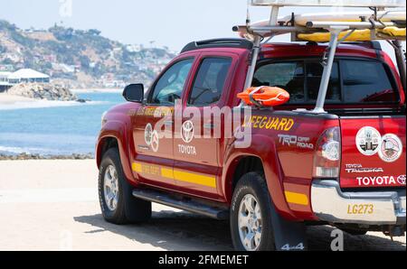 Ein Rettungswagen des roten Rettungsschwimmern parkte auf dem Sand am Topanga Beach in der Nähe von Malibu, Kalifornien Stockfoto