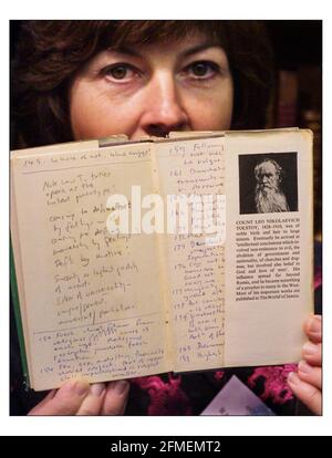 The Antiquarian Book fair....EINE Sammlung von Büchern von Iris Murdoch mit handgeschriebenen Notizen von Rachel Lee (in pic) Seltene Bücher auf der Buchmesse in Olympia 2 Ausstellungshalle in London, Donnerstag, 5. Juni bis Sonntag, 8. Juni.pic David Sandison 5/6/2003 Stockfoto