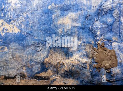 Fengdu, China - 8. Mai 2010: Geisterstadt, historisches Heiligtum. Nahaufnahme eines Teils des blauen Musters mit abgeplatzter Farbe auf beschädigter Wand. Stockfoto