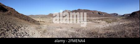 Panoramablick auf die Berge und Wüstenlandschaft bei Playa El Telocote in Baja California Sur, Mexiko Stockfoto