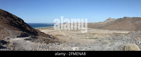 Panoramablick auf die Berge und Wüstenlandschaft bei Playa El Telocote in Baja California Sur, Mexiko Stockfoto