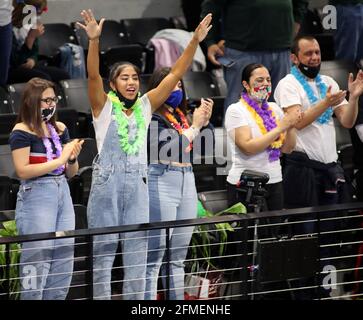 8. Mai 2021 - Hawaii-Fans jubeln während eines Spiels zwischen den BYU Cougars und den Hawaii Rainbow Warriors im Finale der NCAA Männer Volleyball Championships im Covelli Center auf dem Campus der Ohio State University in Columbus, OH - Michael Sullivan/CSM Stockfoto