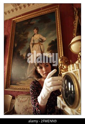 Tori Reeve, English Heritage Kuratorin der Wernher Collection im Rangers House, verleiht dem Pink Silk Drawing Room, der wegen seiner luxuriösen Damastwände aus rosa Seide genannt wird, den letzten Schliff. Umfangreiche Renovierungsarbeiten haben das Rangers House verwandelt, um die Eleganz des 'Gilded Age' an der Wende des 20. Jahrhunderts zu wecken und die Wernher Collection of Works of Art zu beherbergen.pic David Sandison 16/4/2002 Stockfoto