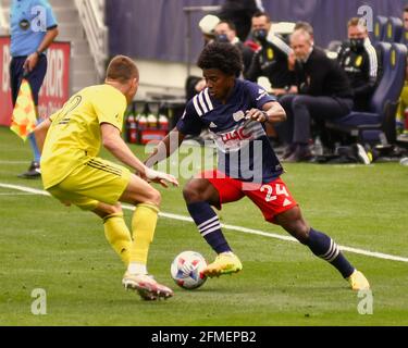 Nashville, TN, USA. Mai 2021. Der New England-Verteidiger DeJuan Jones (24) versucht beim MLS-Spiel zwischen New England Revolution und Nashville SC im Nissan Stadium in Nashville, TN, den Ball an der Nashville-Verteidigerin Alistair Johnston (12) vorbei zu arbeiten. Kevin Langley/CSM/Alamy Live News Stockfoto