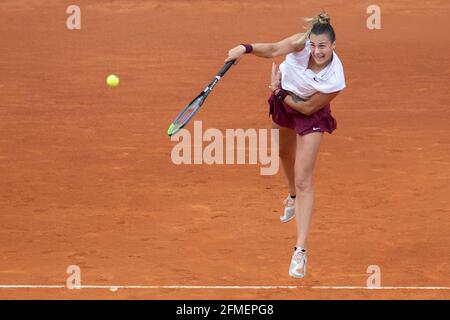 Madrid, Spanien. Mai 2021. Aryna Sabalenka aus Weißrussland ist beim Finale der Frauen im Einzel gegen Ashleigh Barty aus Australien bei den Madrid Open in Caja Majica in Madrid, Spanien, am 8. Mai 2021 im Dienst. Quelle: Meng Dingbo/Xinhua/Alamy Live News Stockfoto