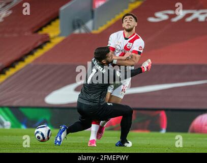 Liverpool. Mai 2021. Liverpools Torhüter Alisson Becker (L) rettet sich beim Premier League-Spiel zwischen Liverpool und Southampton in Anfield in Liverpool, Großbritannien, am 8. Mai 2021 vor dem Southampton-Che Adams. Quelle: Xinhua/Alamy Live News Stockfoto