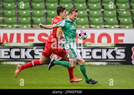 Bremen, Deutschland. Mai 2021. Christian Gross (R) aus Bremen spielt mit Patrik Schick aus Leverkusen während eines Bundesliga-Spiels zwischen dem SV Werder Bremen und Bayer 04 Leverkusen am 8. Mai 2021 in Bremen. Quelle: Ulrich Hufnagel/Xinhua/Alamy Live News Stockfoto