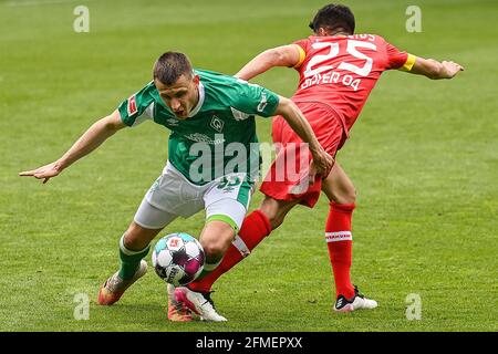 Bremen, Deutschland. Mai 2021. Maximilian Eggestein (L) aus Bremen spielt beim Bundesliga-Spiel zwischen dem SV Werder Bremen und Bayer 04 Leverkusen am 8. Mai 2021 mit dem Leverkusen-Meister Exequiel Palacios aus Leverkusen. Quelle: Ulrich Hufnagel/Xinhua/Alamy Live News Stockfoto