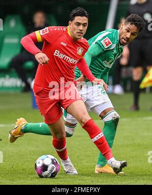 Bremen, Deutschland. Mai 2021. Nadiem Amiri (L) aus Leverkusen kontrolliert den Ball unter der Abwehr von Theodor Gebre Selassie aus Bremen während eines Bundesliga-Spiels zwischen dem SV Werder Bremen und Bayer 04 Leverkusen in Bremen, Deutschland, 8. Mai 2021. Quelle: Ulrich Hufnagel/Xinhua/Alamy Live News Stockfoto