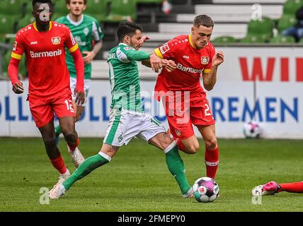 Bremen, Deutschland. Mai 2021. Florian Wirtz (1. R) aus Leverkusen steht vor Leonardo Bittencourt (2. R) aus Bremen während eines Bundesliga-Spiels zwischen dem SV Werder Bremen und Bayer 04 Leverkusen in Bremen, Deutschland, 8. Mai 2021. Quelle: Ulrich Hufnagel/Xinhua/Alamy Live News Stockfoto