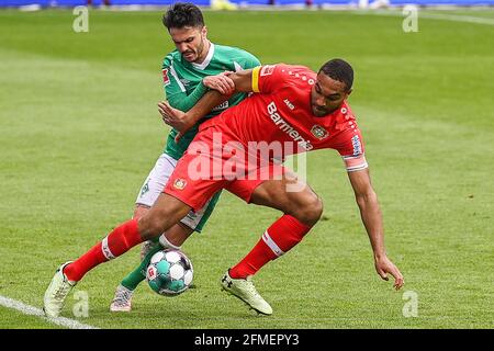 Bremen, Deutschland. Mai 2021. Jonathan Tah (R) aus Leverkusen steht mit Leonardo Bittencourt aus Bremen während eines Bundesliga-Spiels zwischen dem SV Werder Bremen und Bayer 04 Leverkusen am 8. Mai 2021 in Bremen vor. Quelle: Ulrich Hufnagel/Xinhua/Alamy Live News Stockfoto