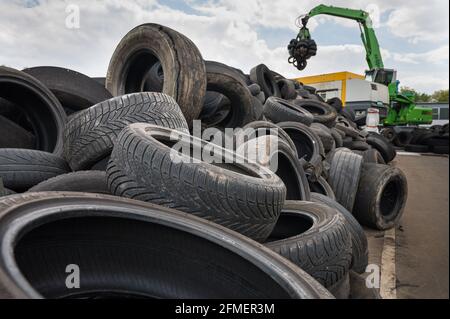 PRODUKTION - 03. Mai 2021, Saarland, Dillingen: Alte Autoreifen liegen auf dem Gelände von Pyrum Innovations. Pyrum Innovations hat die sogenannte Pyrum-Thermolyse entwickelt, mit der Reifen recycelt werden. (To dpa: 'Neues Öl und neuer Koks aus alten Reifen') Foto: Oliver Dietze/dpa Stockfoto