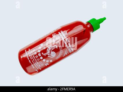 Calgary, Alberta, Kanada. 7.Mai 2021. Eine Sriracha Hot Souce Flasche eine Art heiße Sauce oder Chilisauce, die aus einer Paste aus Chilischoten, destilliertem Vin, hergestellt wird Stockfoto