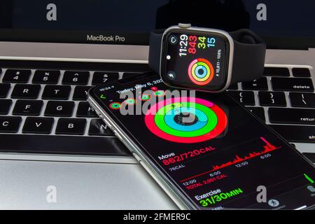 Calgary, Alberta, Kanada. 7.Mai 2021. Ein iPhone und eine Apple Watch mit der Fitness-App. Stockfoto