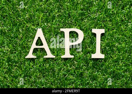 Holz Alphabet Buchstabe in Wort API (Abkürzung für Application Programming Interface oder Active Pharmaceutical Ingredient) Auf grünem Gras Hintergrund Stockfoto